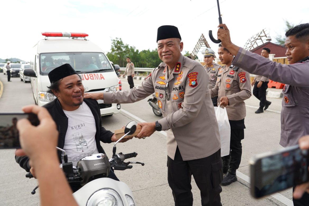 Kapoda Sulbar Ajak Media Bagikan Takjil, Untuk Pengendara Melintas 