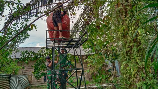 Satgas TMMD ke-123 Pasangkayu Pasang Kedudukan Tandon Air untuk Masyarakat Benggaulu