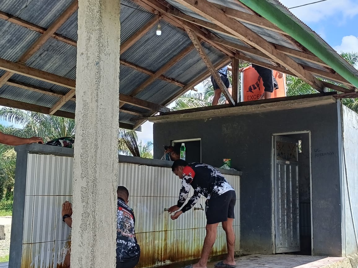 Satgas TMMD Ke-123 Kodim 1427/Pasangkayu Bersihkan Masjid Nur Jihad, Warga Sambut Positif