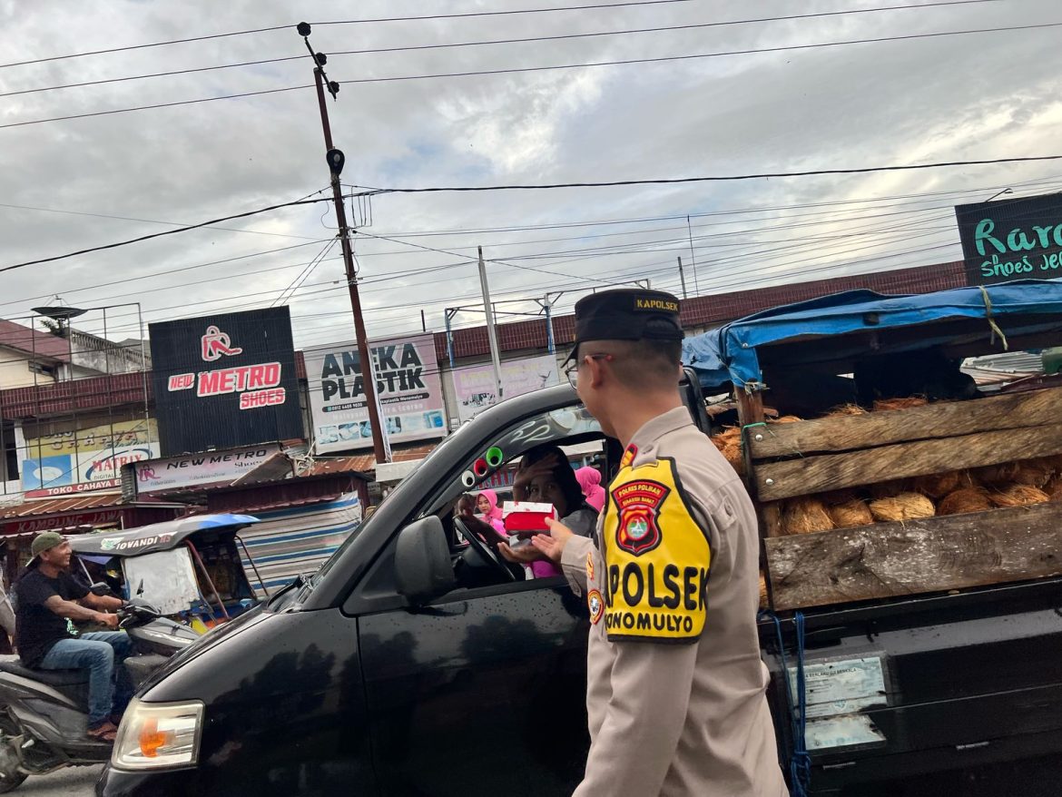Jelang Buka Puasa, Kapolsek Panyingkiran Beserta Rombongan dan Bhayangkari Berbagi Takjil Gratis Kepada Pengguna Jalan