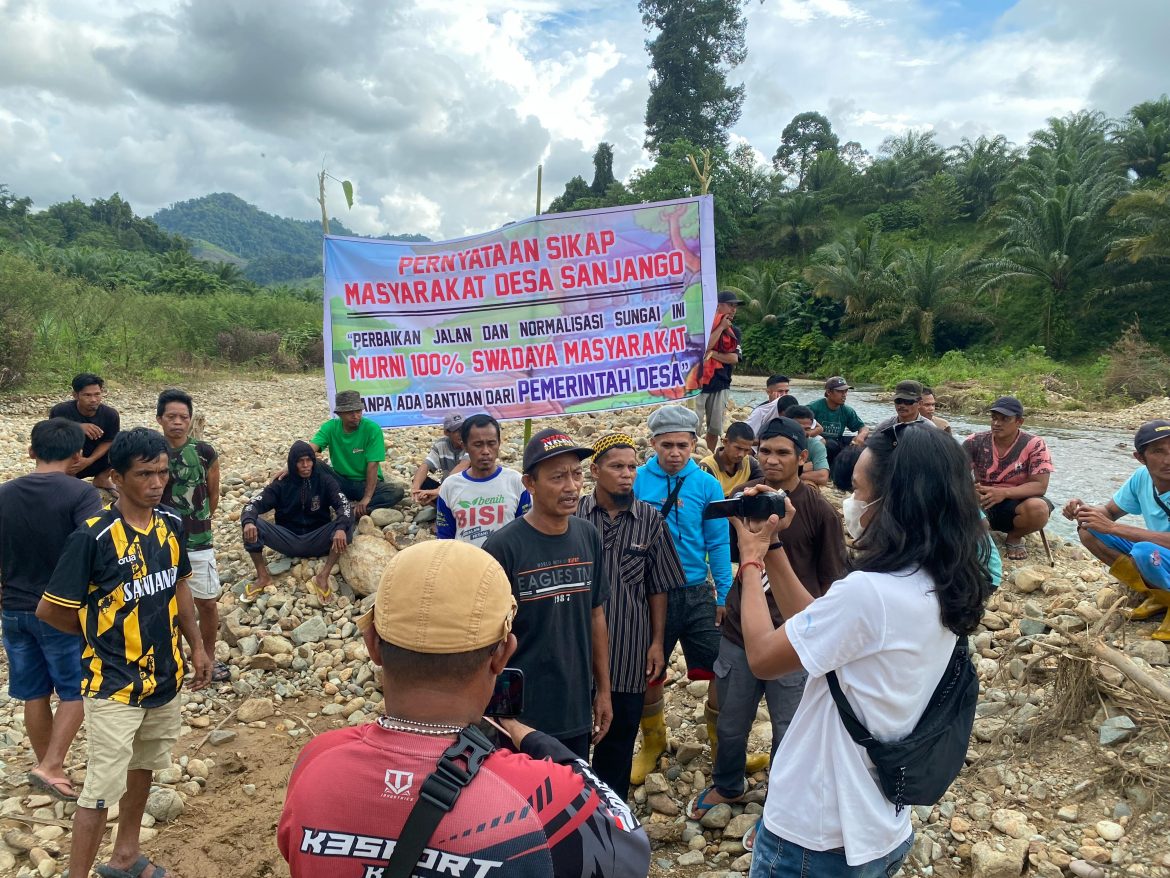 Protes perbaikan jalan,warga desa senjango gelar aksi pasang spanduk