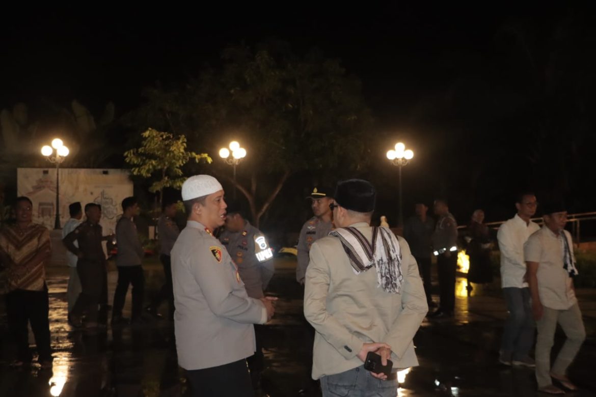 Kapolres Pantau Anggotanya Yang Melaksanakan Pengamanan Shalat Tarawih di Wilayah Pasangkayu