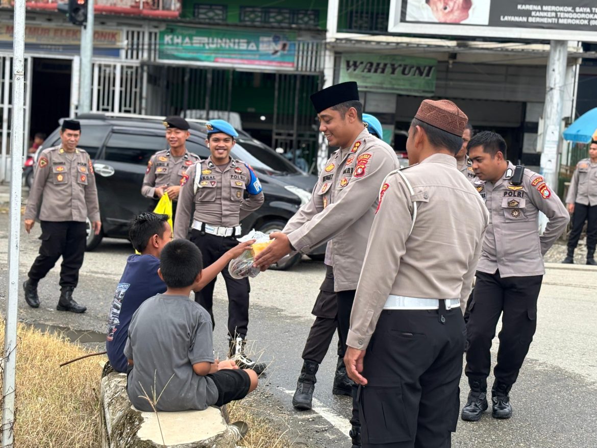 Kapolres Mamuju Tengah Bersama PJU Polres Bagikan Takjil Gratis   