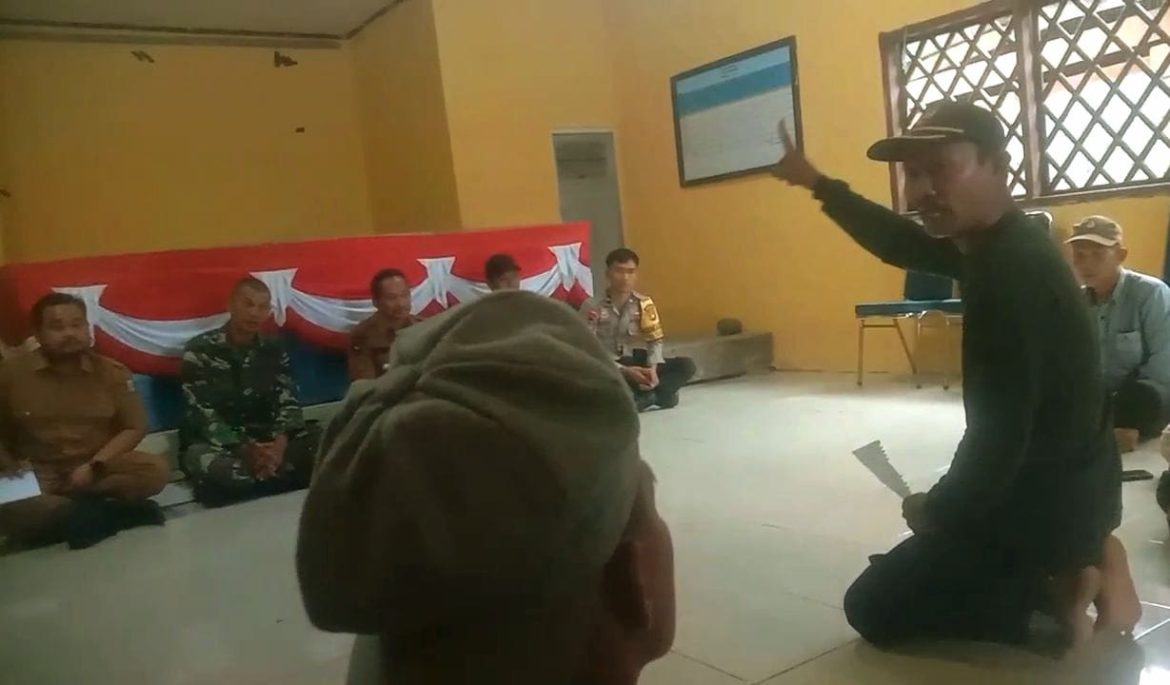 Warga geruduk kantor desa sanjango,warga minta kades sanjango di copot