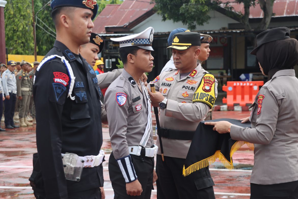 Kapolres Polman Pimpin Upacara Apel Gelar Pasukan Ops Ketupat Marano 2025 di Mapolres Polman