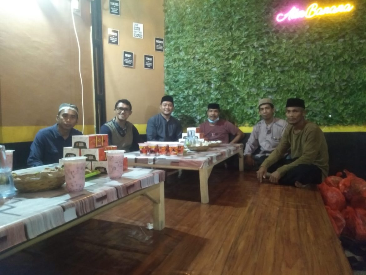 Keluarga Besar Desa Bulu Mario dan Perangkat Gelar Bukber di Caffe Atting Sarudu