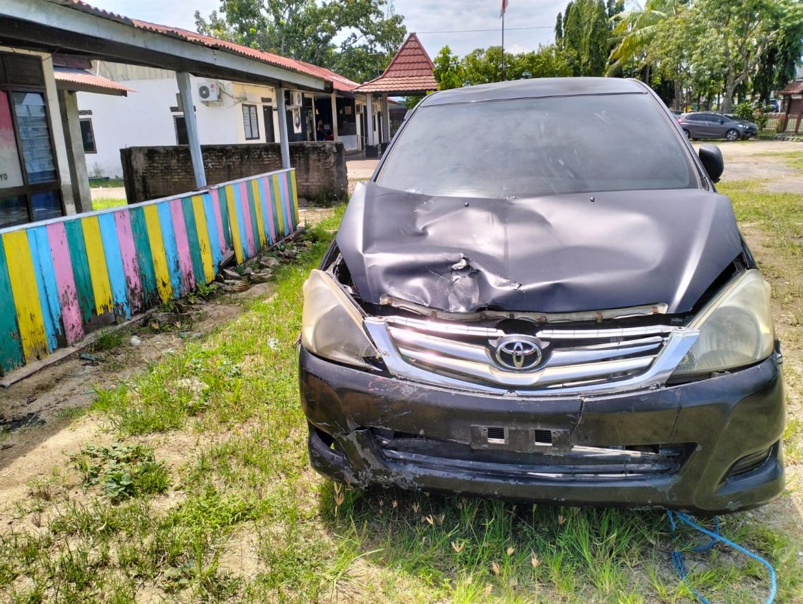 Unit Lantas Polsek Wonomulyo Polres Polman Tangani TKP Lakalantas di Kelurahan Sidodadi