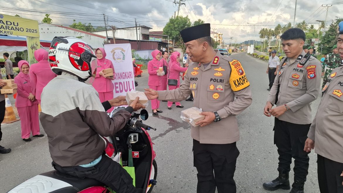 Kapolres Pasangkayu Berbagi Takjil di Depan Pos Terpadu Ops Ketupat Kepada Pemudik