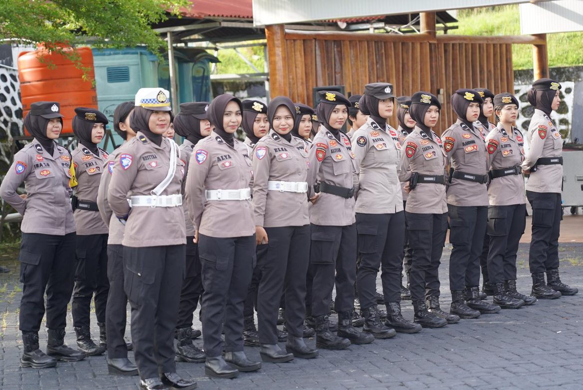 Polwan Juga Turun! Polda Sulbar Latihan Perang Massa Hadapi Aksi Buruh” Menyoroti keterlibatan Polwan dan diksi “perang massa” untuk dramatisasi tanpa sensasi berlebihan