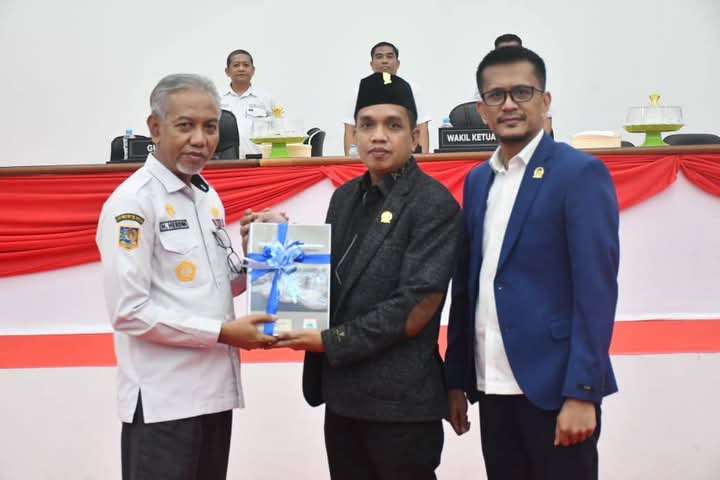 Gubernur Sulbar Serahkan dan Jelaskan Ranperda RPJMD 2025–2029 di Rapat Paripurna DPRD