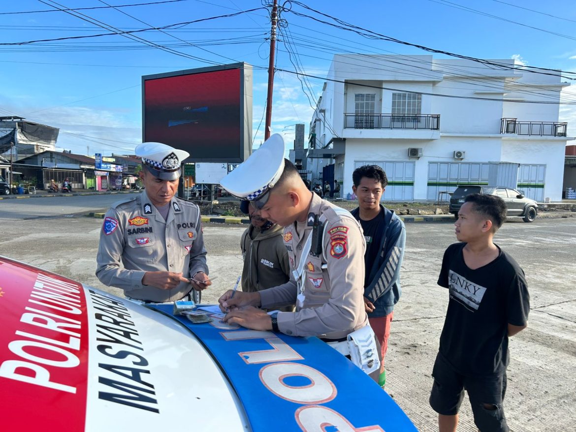 Satlantas Polres Mamuju Tengah Lakukan Penindakan Pelanggaran Helm Sni, Pengendara Motor Terjaring Tilang