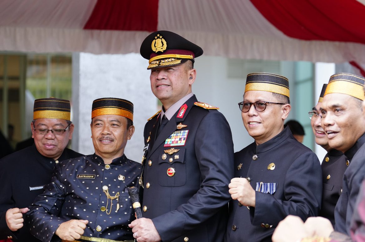 Upacara Hardiknas ke-77 di Sulbar Penuh Khidmat, Kapolda Tegaskan Komitmen Dukung Pendidikan