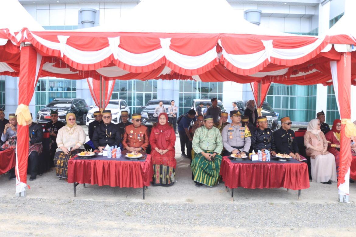 Sinergi Dukung Pendidikan, Kapolres Mamuju Tengah Hadiri Hardiknas 2025