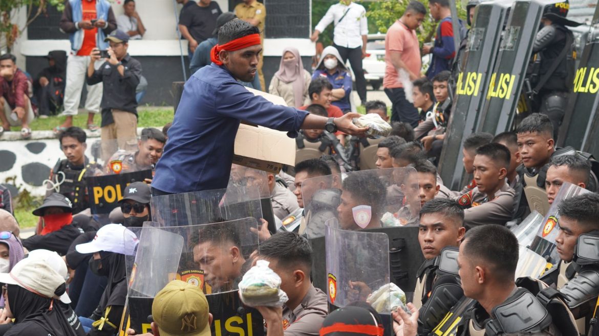 Hingga Larut Malam, Polda Sulbar Amankan Aksi Demo Tolak Tambang Pasir di Karossa