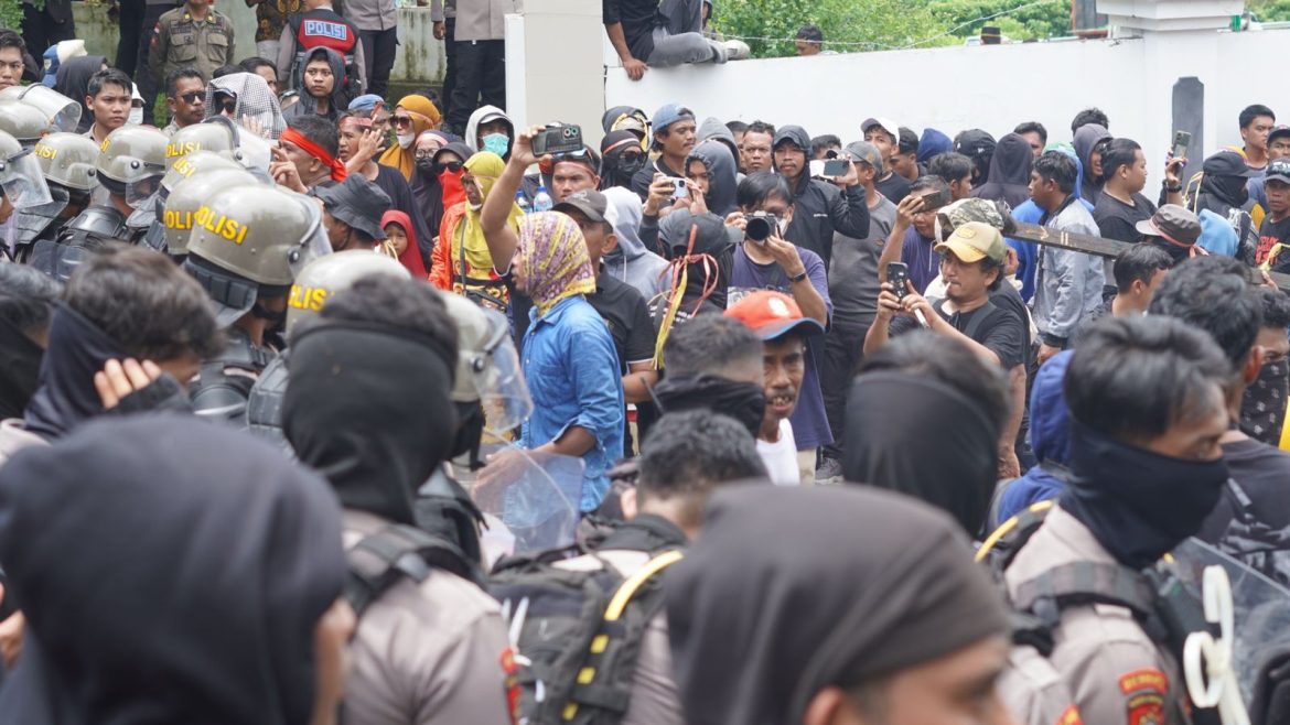 Aksi Tolak Tambang Karossa Berjalan Tertib