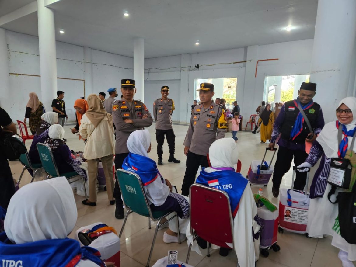 Wakapolres Polman Pimpin Pengamanan Pemberangkatan Calon Jamaah Haji Kabupaten Polman Tahun 1446 H/2025 Kloter 11