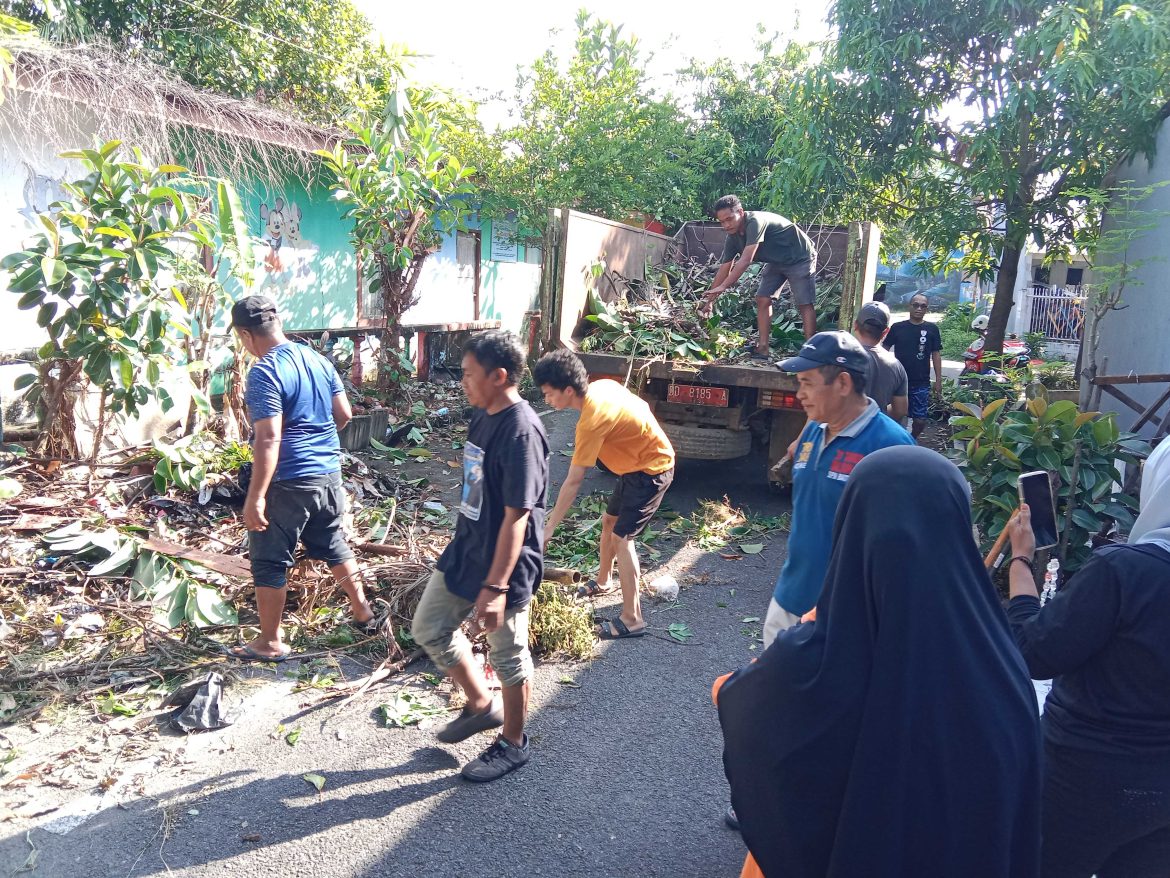 Warga Kelurahan Minasa Upa Bersihkan Lingkungan