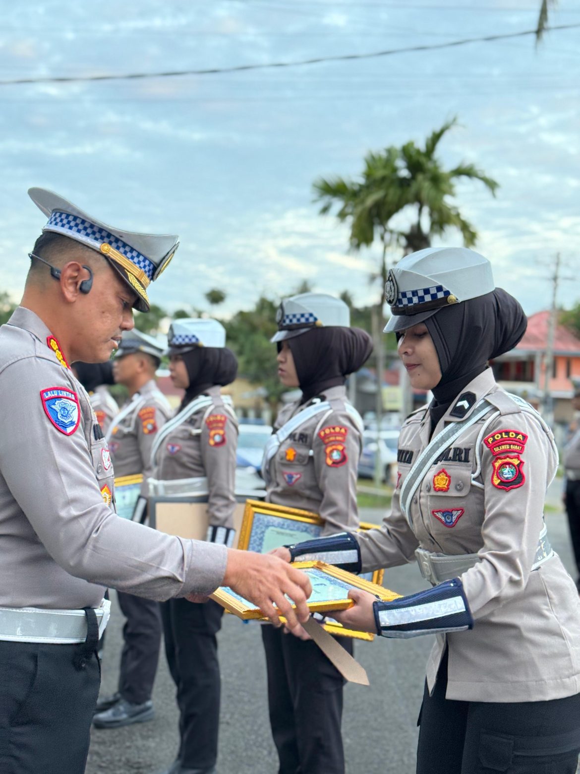 Dirlantas Sulbar Serahkan Penghargaan kepada Personel Inspiratif