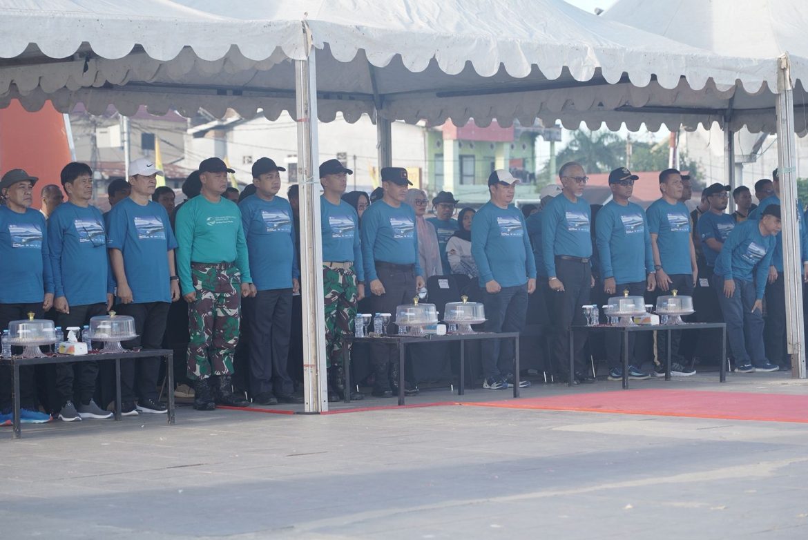 Polda Sulbar Aktif di Aksi Bersih Pantai Manakarra