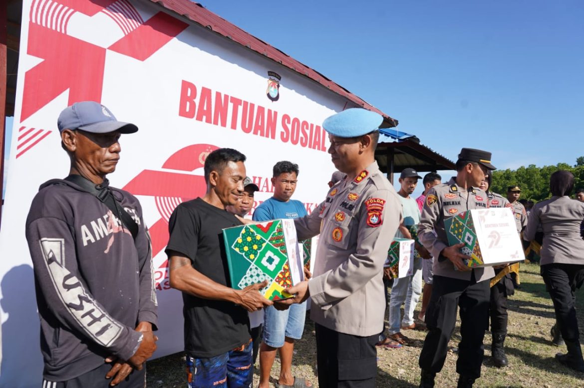 Polri Peduli, Kapolda Sulbar Serahkan Bantuan