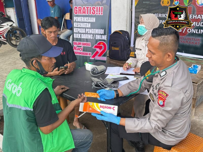 Aksi Kemanusiaan di HUT Bhayangkara ke-79, Biddokes Polda Sulbar Sapa Ojol dengan Layanan Medis Gratis
