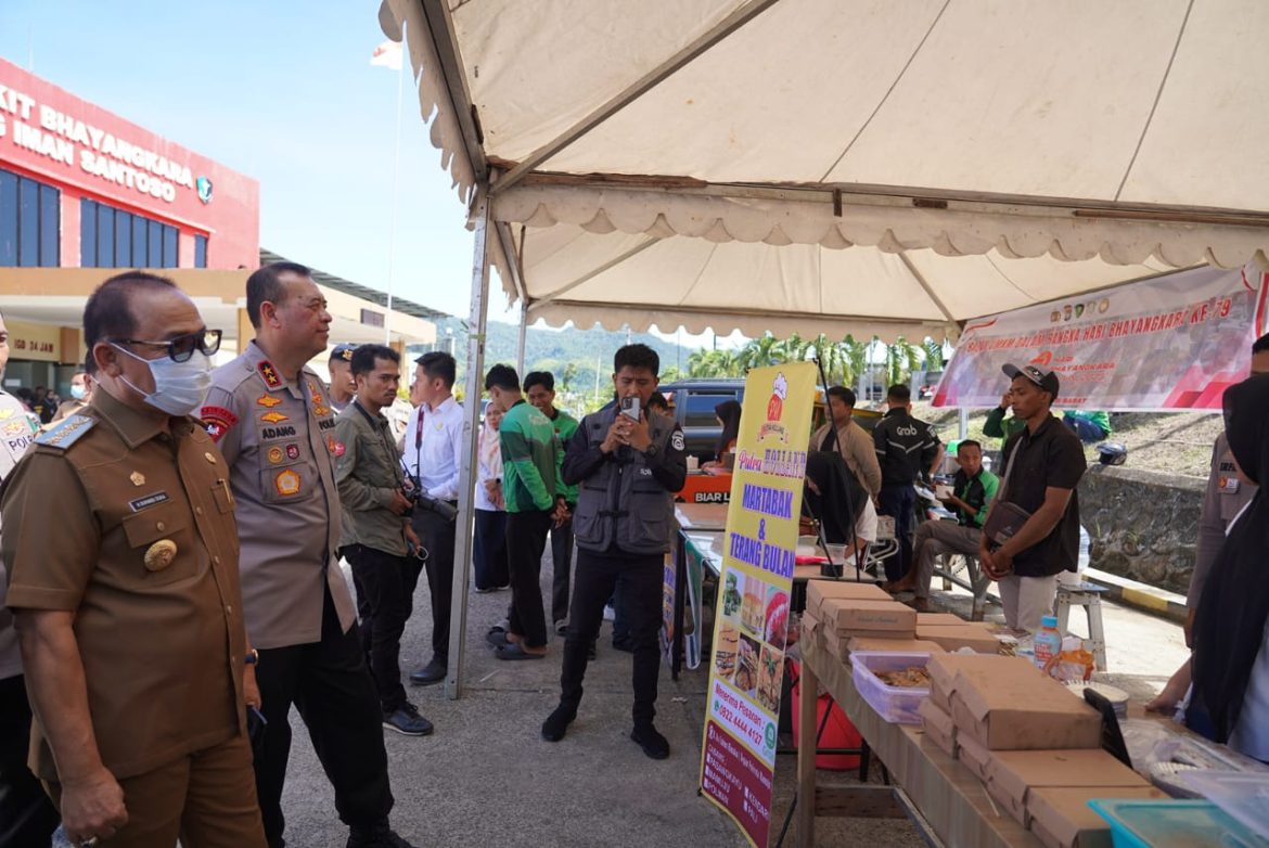 Tebar Manfaat di Hari Bhayangkara, Polda Sulbar Disambut Hangat Warga
