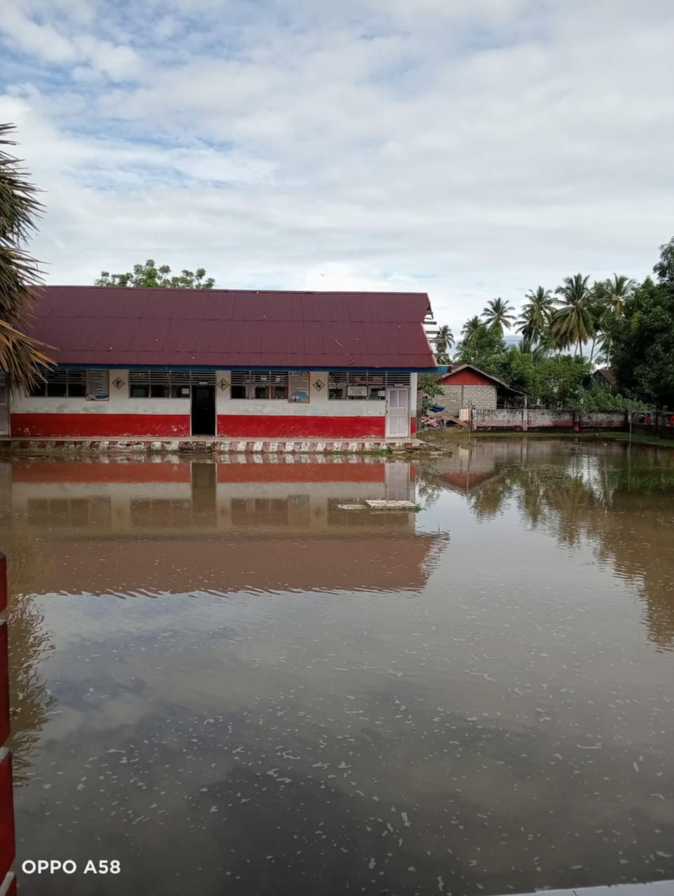 Pabrik Sawit Berdiri Megah, Warga Desa Kambunong Pertanyakan Kepedulian terhadap Pendidikan