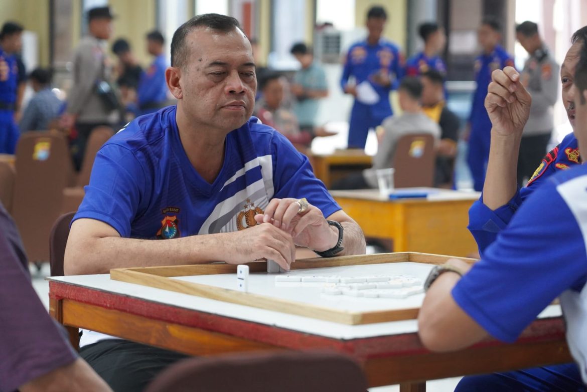 Irjen Adang Ginanjar Buka dan Ikut Lomba Domino Bhayangkara