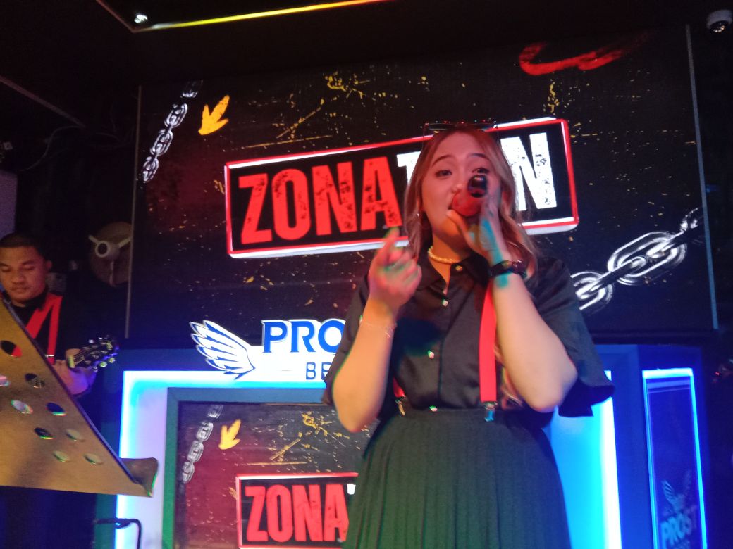 Kafe Wink Club Makassar Meriah di Malam Hari