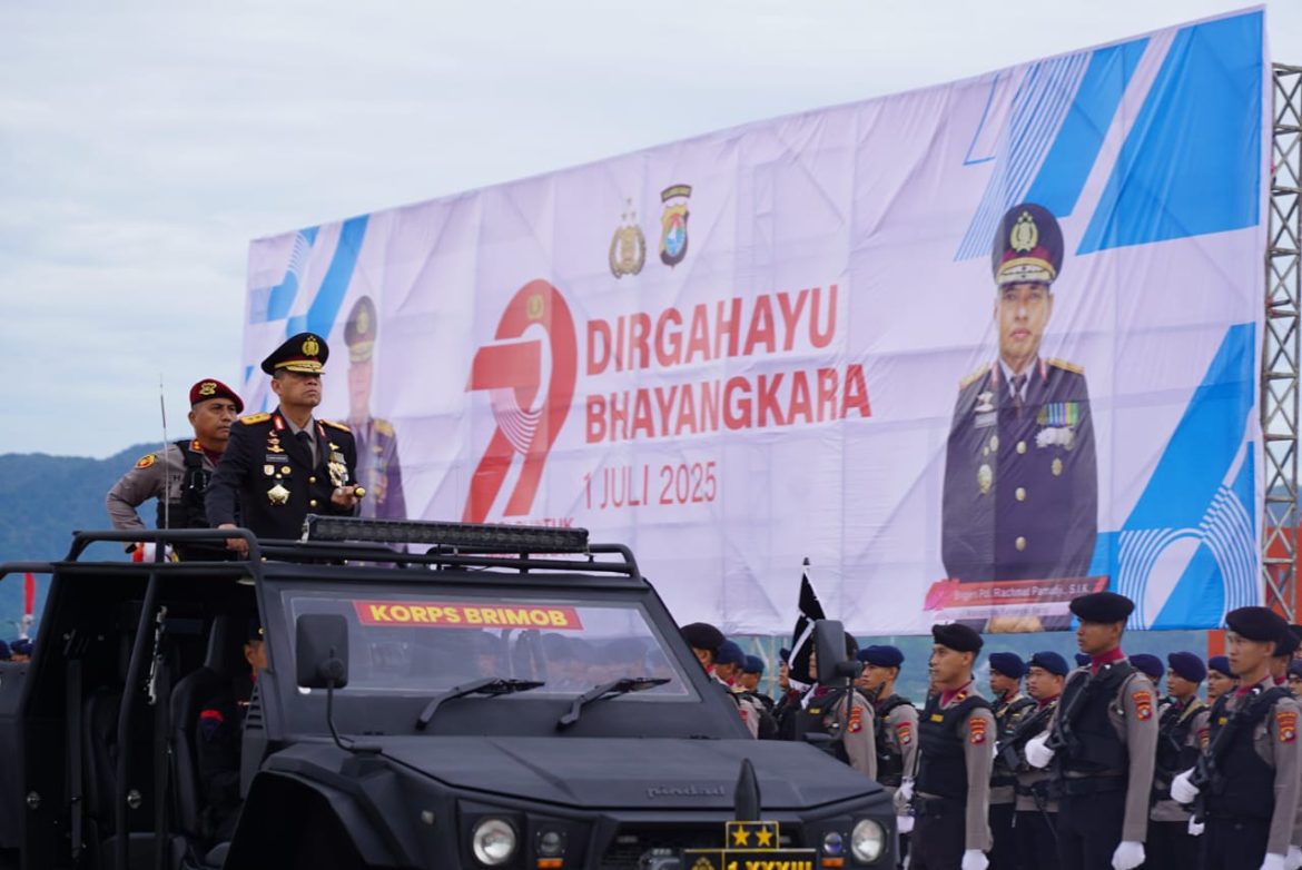 Pesona Upacara Puncak Hari Bhayangkara ke-79 Polda Sulbar di Anjungan Pantai Manakarra: Polri untuk Masyarakat