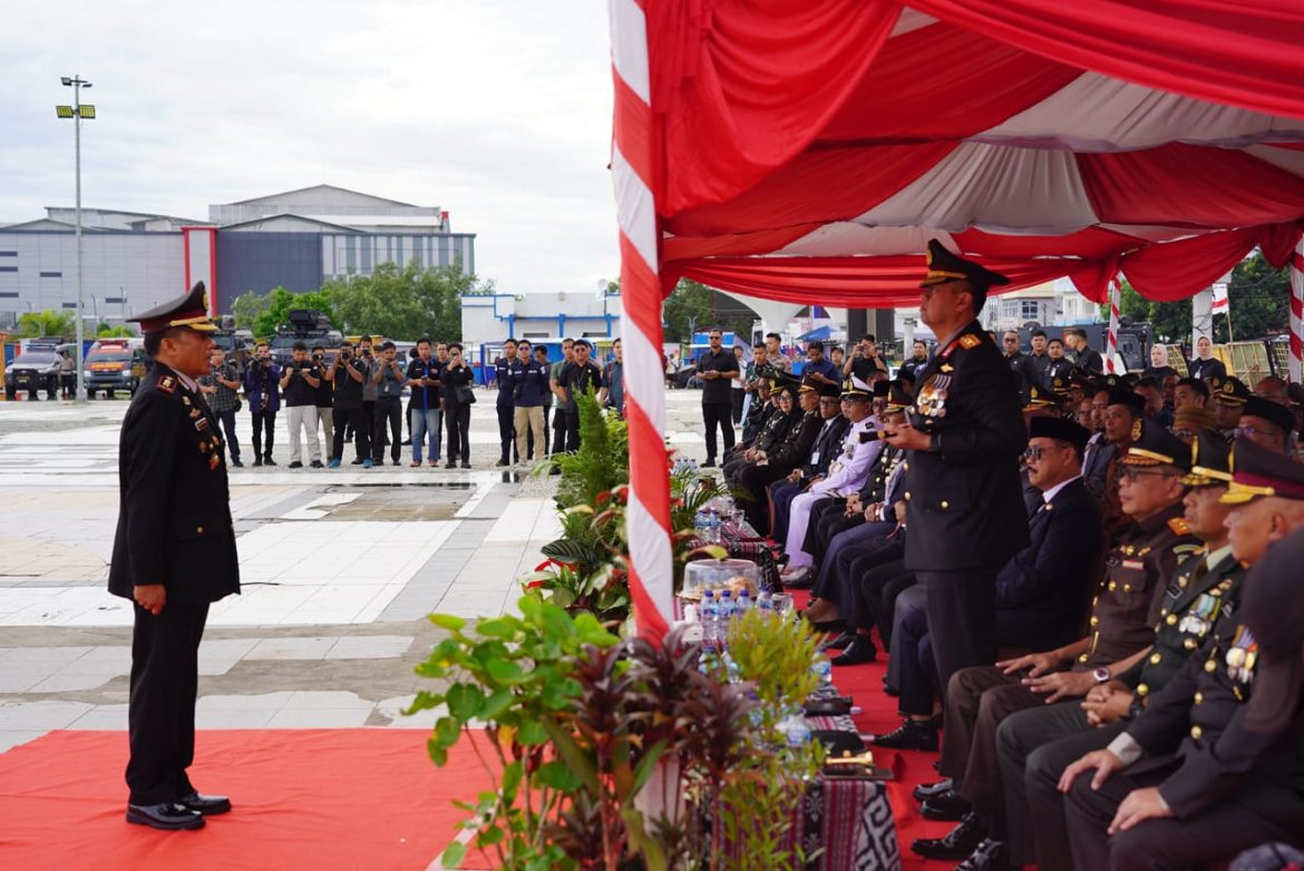 Kapolda Sulbar Pimpin Upacara Bhayangkara di Pantai Manakarra