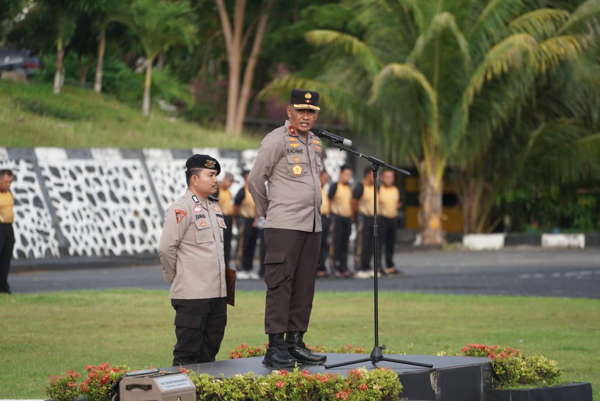 Wakapolda Sulbar Sampaikan Pesan Haru di Apel Terakhir POLDA SULBAR, Intelijennews.com – Wakapolda Sulawesi Barat, Brigjen Pol Rachmat Pamudji, menyampaikan pesan penuh haru dalam apel terakhirnya yang digelar di Lapangan Tribrata Mapolda Sulbar, Jumat (4/7/25).  Dalam pidato perpisahannya, Brigjen Rachmat mengucapkan terima kasih atas dukungan seluruh personel dan memohon maaf atas segala kekhilafan selama masa pengabdian.  “Segala langkah saya semata-mata untuk kemajuan institusi. Semoga ikatan kekeluargaan ini tetap abadi,” ucapnya dengan tulus.  Apel tersebut menjadi penanda akhir tugas Brigjen Rachmat setelah lebih dari dua tahun mengabdi di tanah Mandar.  Humas Polda Sulbar/Ans.