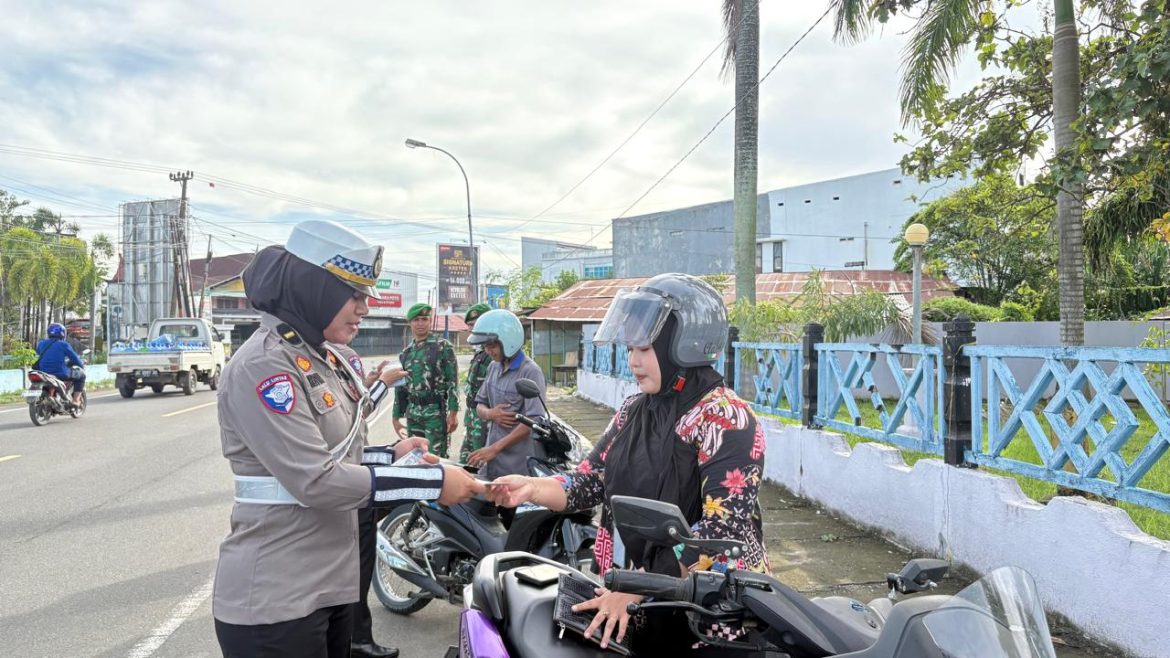 Turun ke Jalan, Petugas Lantas Edukasi Pengendara Dengan Senyum