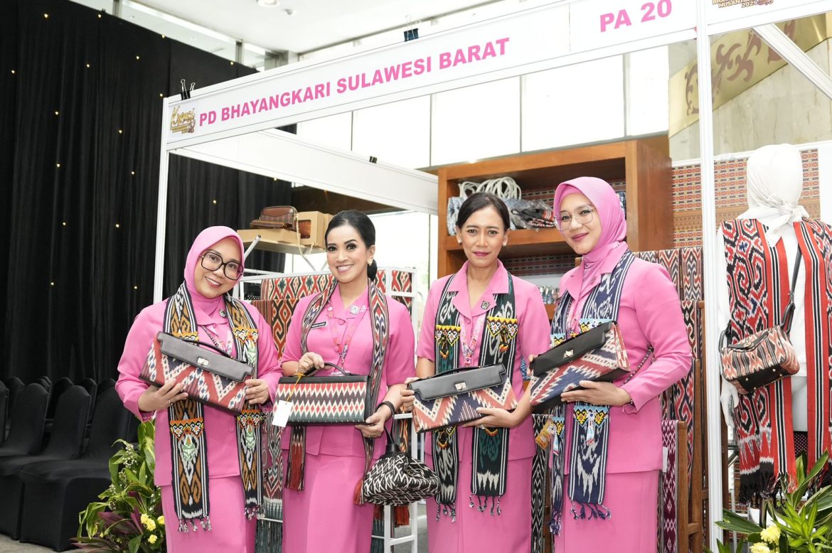 Stand Sulbar Jadi Magnet Pengunjung di Bazar Bhayangkari