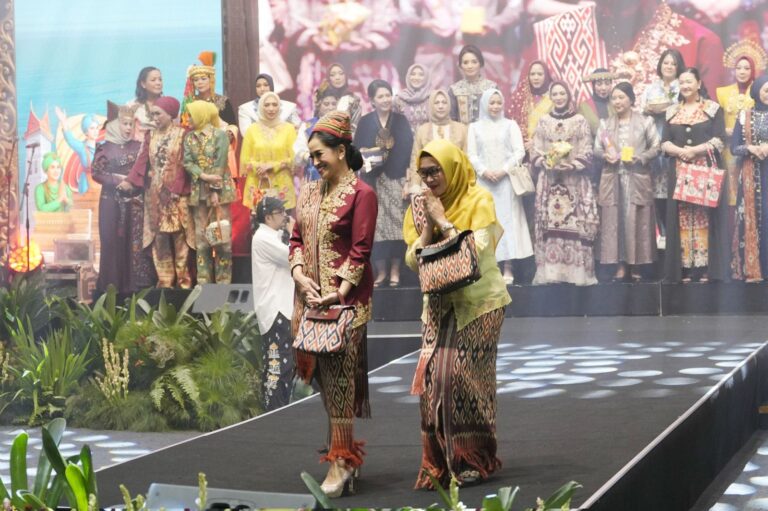 Bhayangkari Sulbar Banggakan Tenun Khas Daerah