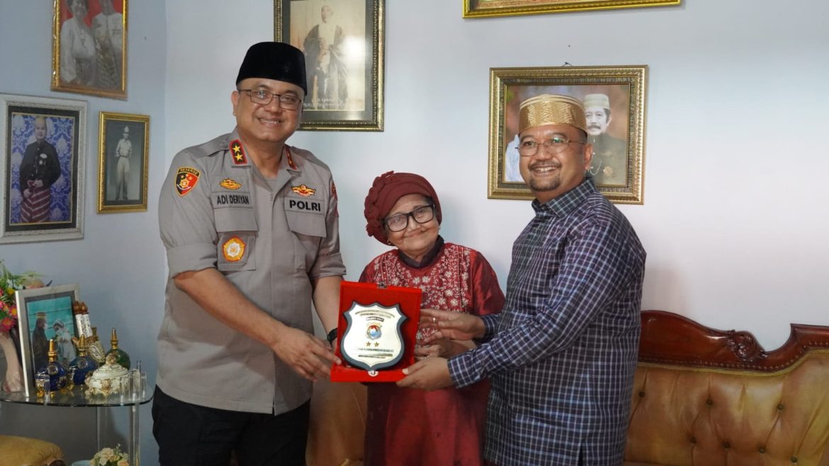 Kapolda Sulbar Jalin Silaturahmi dengan Raja Mamuju, Perkuat Sinergi Jaga Kamtibmas dan Lestarikan Budaya