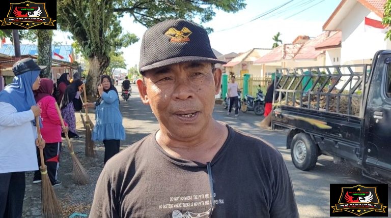 Dedikasi Keuchik Kota Padang Jadi Teladan: Warga All Out dalam Program Jum’at Bersih Demi Adipura.