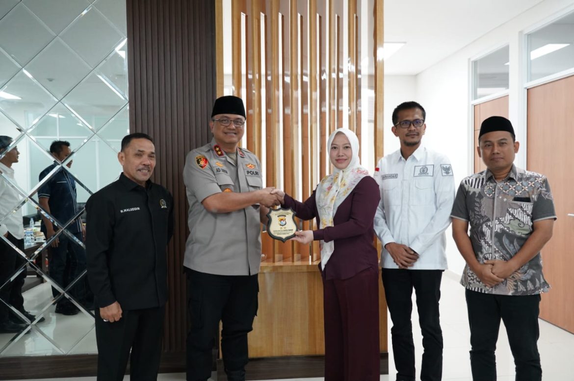 Kapolda Sulbar Jalin Silaturahmi Erat dengan DPRD Provinsi, Sinergitas Ditingkatkan!