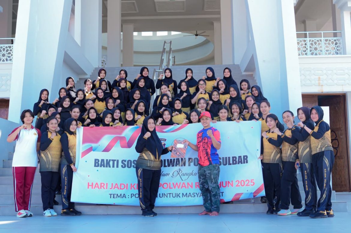 Polwan Polda Sulbar Gelar Aksi Sosial: Bersih Tempat Ibadah dan Santuni Anak Yatim