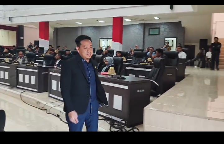 Protes Agenda Pembahasan, Anggota DPRD Pasangkayu Dasri Walk-out dari Sidang Paripurna