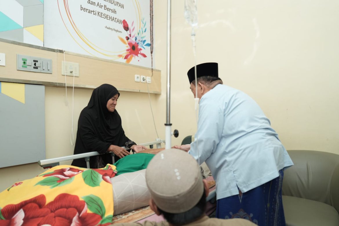 Wagub Sulbar Jenguk Tokoh Masyarakat, Sampaikan Harapan untuk Kesembuhan