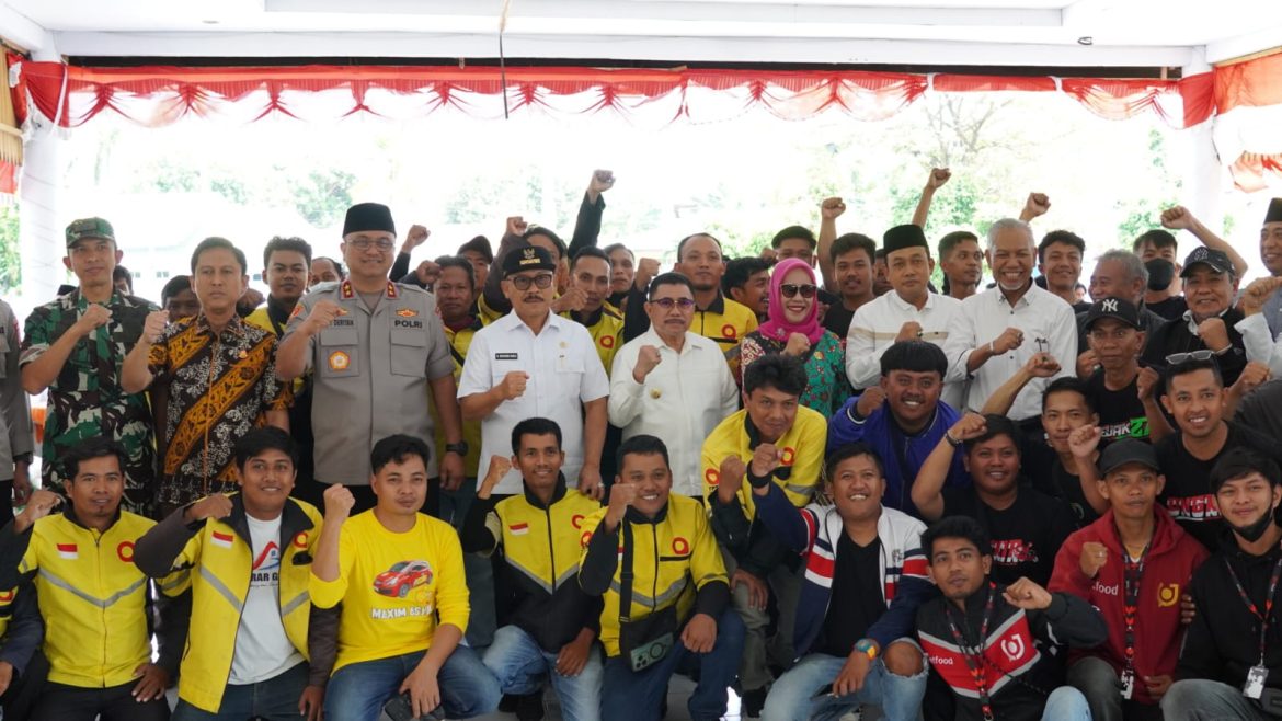 Kapolda Sulbar Bersama Forkopimda Salurkan Bantuan Beras untuk Ojek Online di Majene