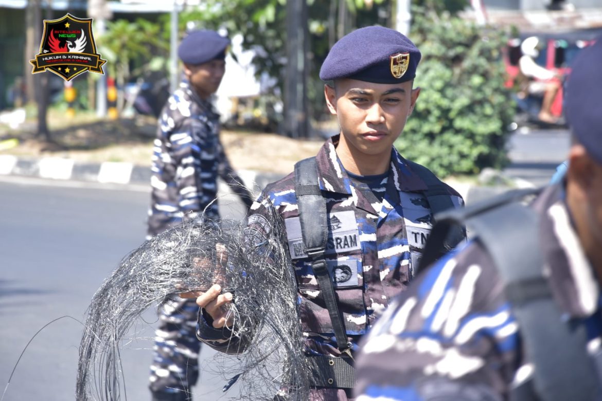Aksi Simpatik Prajurit Kodaeral  VI Bersihkan Puing Sisa Demonstrasi Sambil Kampanyekan Makassar Damai TNI AL, Kodaeral VI, 01 September 2025