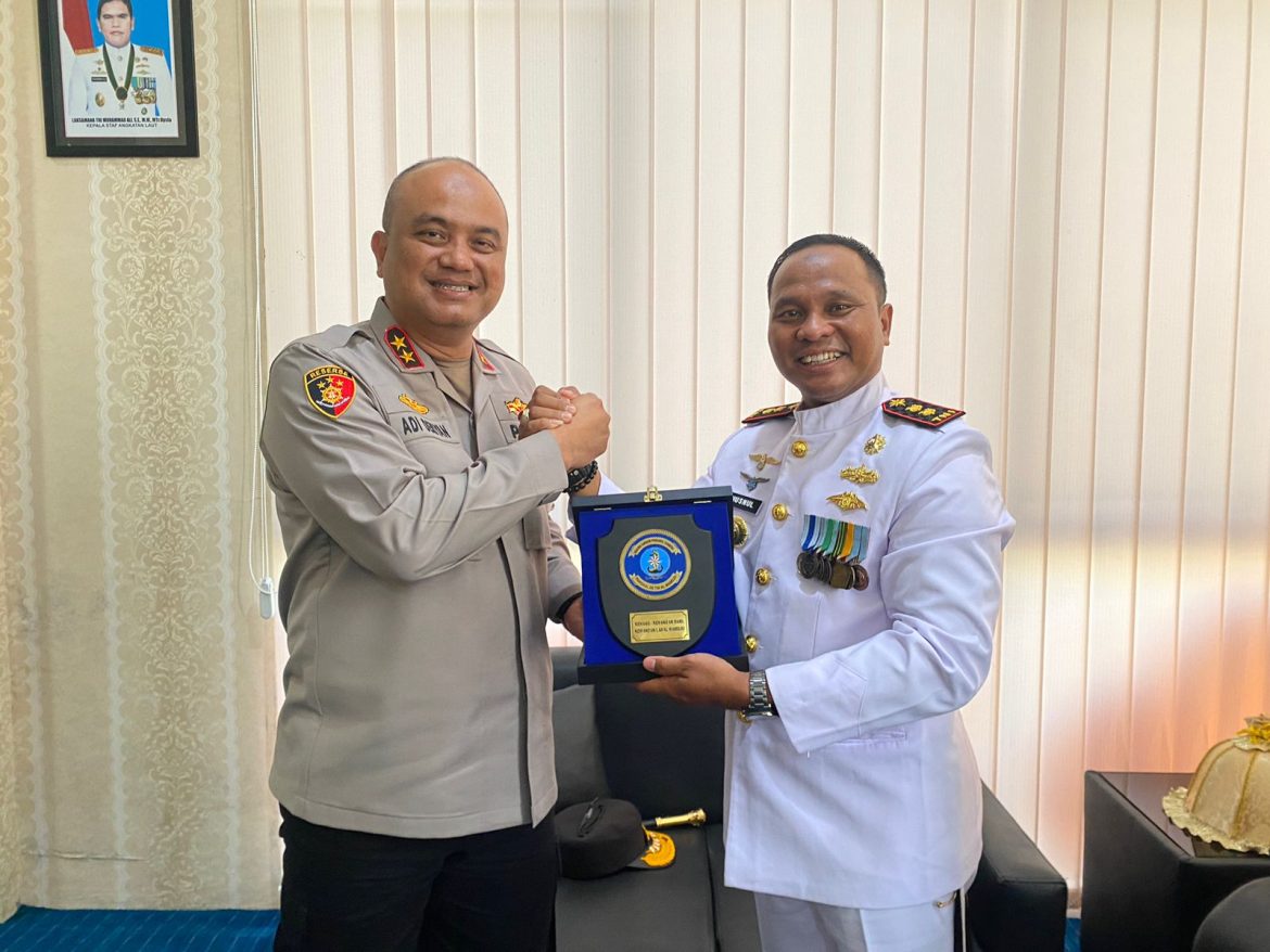 Kapolda Sulbar Beri Kejutan di Hari Jadi TNI AL, Kunjungi Lanal Mamuju