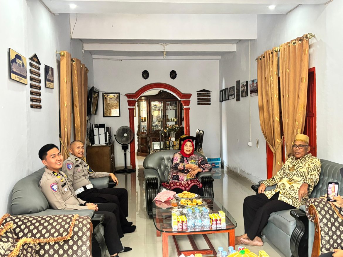 Sentuhan Kepedulian HUT Lalu Lintas: Ditlantas Polda Sulbar Berbagi Kebahagiaan dengan Purnawirawa