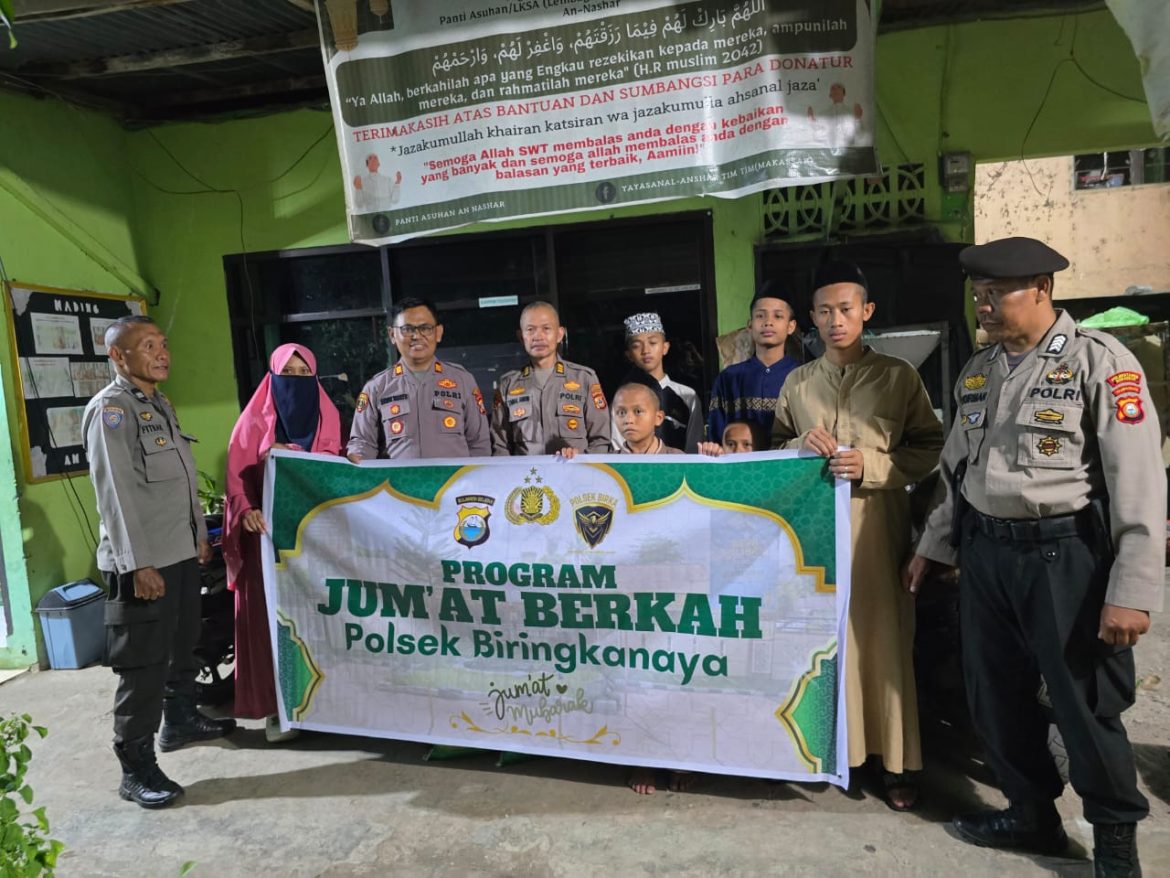 Jum’at Berkah, Polsek Biringkanaya Serahkan Bantuan Kepada Pengelola Panti Asuhan An Nashar   Makassar – Polsek Biringkanaya menggelar kegiatan Jum’at berkah dengan berkunjung ke  panti asuhan An Nashar yang berlokasi di wilayah kelurahan Pai kecamatan Biringkanaya Kota Makassar, Jum’at 19/9/2025.  Kapolsek Biringkanaya Akp Andik Wahyu didampingi oleh Wakapolsek Biringkanaya Akp Zainal Abidin S.H menyerahkan bantuan berupa Sembako Kepada Pengelola Panti Asuhan An Nashar.  Kapolsek Biringkanaya Akp Andik Wahyu dikonfirmasi oleh awak media menuturkan bahwa kami dari Polsek Biringkanaya melaksanakan kegiatan Jum’at berkah sebagai bentuk perhatian dan kepedulian kami terhadap anak-anak panti asuhan dan kaum dhuafa.  “Ini merupakan program kami bersama personil Polsek Biringkanaya dalam membantu anak-anak panti asuhan dan kaum dhuafa agar dapat memperkuat hubungan tali silaturrahim dengan para anak-anak panti asuhan maupun kaum dhuafa” Unkap Andik Wahyu.  Kegiatan Jum’at berkah akan terus kami lakukan namun tidak hanya fokus kepada anak-anak panti asuhan akan tetapi kami upayakan juga agar bisa membantu masyarakat yang tidak mampu.