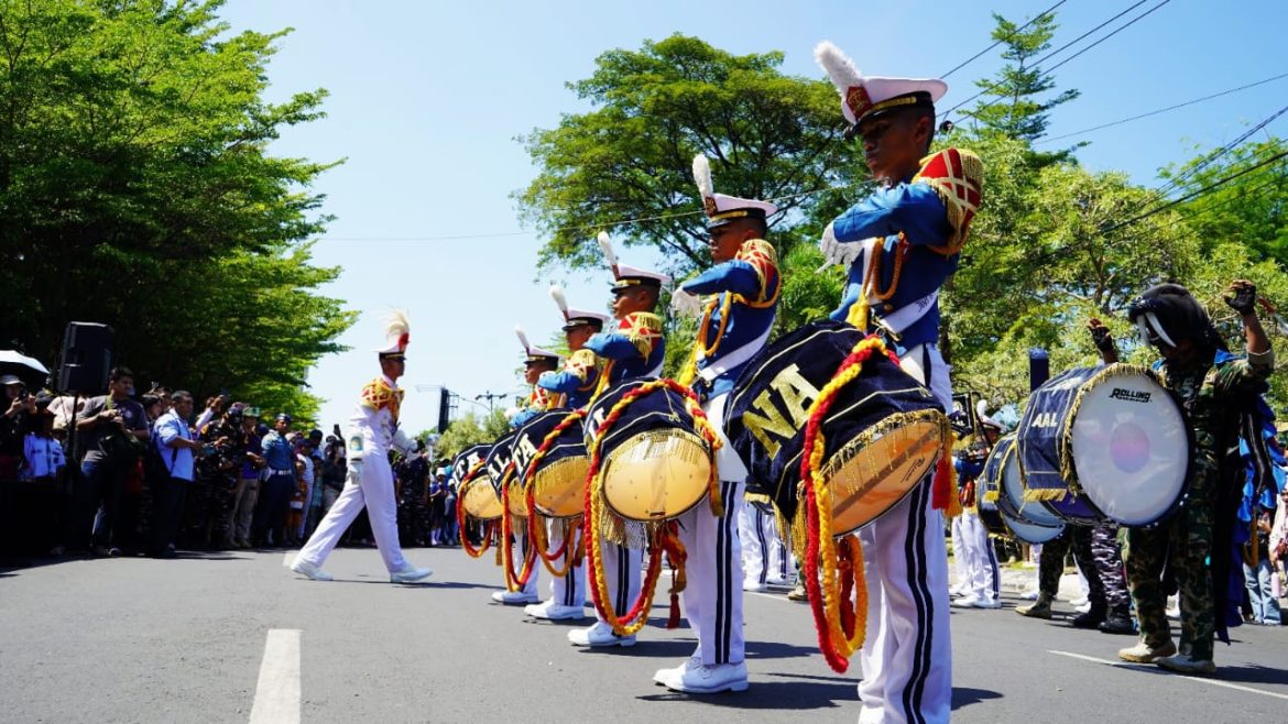 Warga Makassar Antusias Menyaksikan Kirab Drum Band Taruna AAL Adalah Harmoni Semangat Maritim dan Kejayaan Pelaut Ulung Makassar