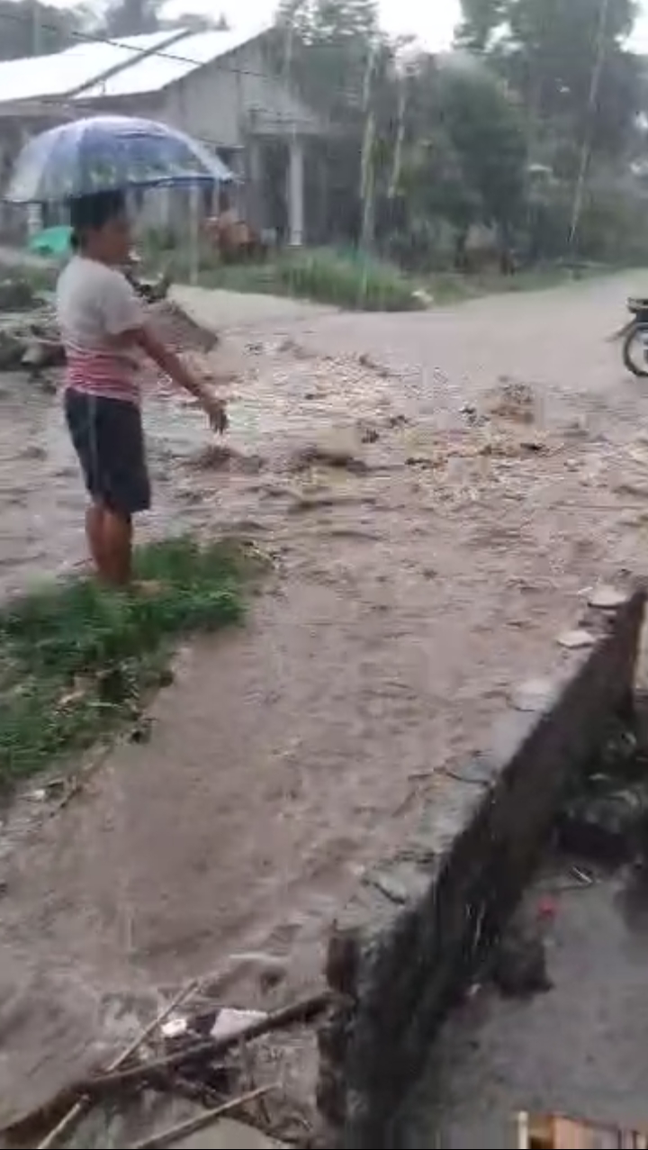 Viral “banjir melanda Jalan, dan pemukiman warga Kampung Bugis, kota Borong kabupaten Manggarai Timur