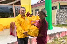 “Bagi 23.000 Paket Pangan di NTT: Golkar Dapat Sorotan, Bantuan Dinilai Pencitraan Politik”