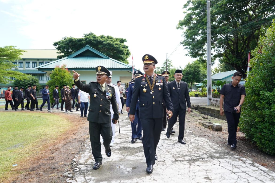 Kapolda Sulbar Hadiri dan Meriahkan HUT ke-80 TNI di Korem 142/Tatag